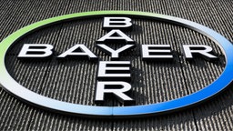 Bayer AG Logo auf einem Firmengebäude