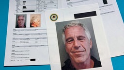 Dokumente mit geschwärzten Passagen, die in den vom US-Justizministerium freigegebenen Jeffrey-Epstein-Akten enthalten sind, werden am Freitag, 2. Januar 2026, in Washington gezeigt und fotografiert.