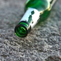 Eine leere Flasche liegt auf dem Boden