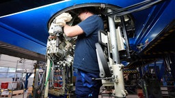 22.07.2025, Niedersachsen, Unterlüß: Ein Mitarbeiter arbeitet im Turm eines Schützenpanzer vom Typ Puma in einer Werkshalle des Rüstungsunternehmens Rheinmetall.
