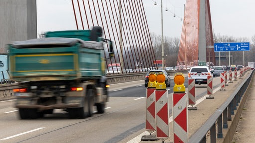 Nordrhein-Westfalen, Bonn: Die Bonner Nordbrücke (Friedrich-Ebert-Brücke, A565) führt über den Rhein. 