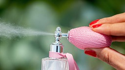 Ein Flakon mit Parfum 
