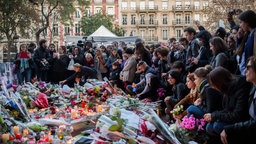 Bürger legen Blumen nieder und stellen Kerzen auf in Paris am 14.11.2015