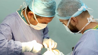 Symbolbild Syrische Ärzte: Zwei Männer operieren einen Patienten