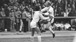 Borussia Mönchengladbach gewinnt UEFA-Cup; Berti Vogts (re.) jubelt mit Jupp Heynckes