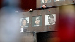 Blumen, Lichter und Kreuze liegen an der Loveparade-Gedenkstaette. Zahlreiche Menschen haben am Vorabend des Unglueckstags mit einer Nacht der 1.000 Lichter an die Opfer der Loveparade-Katastrophe vor 15 Jahren erinnert. 