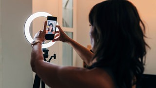 Symbolbild Influencerinnen: Die Szene trifft sich am 30.10.2025 bei den VideoDays Festival in Köln und Berlin