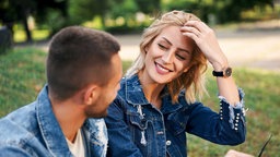 Ein Mann und eine Frau flirten: Bei der Partnerwahl spielt der Beruf eine Rolle.