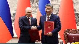Der russische Präsident Wladimir Putin (links) und der chinesische Präsident Xi Jinping geben sich in Peking am 20. Mai 2026 die Hand.