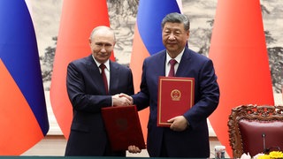 Der russische Präsident Wladimir Putin (links) und der chinesische Präsident Xi Jinping geben sich in Peking am 20. Mai 2026 die Hand.