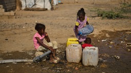 15.04.2026, Sudan, Port Sudan: Binnenvertriebene sudanesische Kinder holen Wasser im Lager Al Heshan in Port Sudan. 