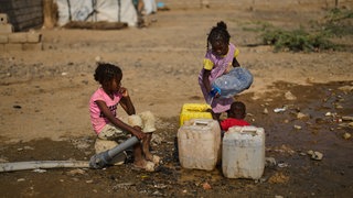 15.04.2026, Sudan, Port Sudan: Binnenvertriebene sudanesische Kinder holen Wasser im Lager Al Heshan in Port Sudan. 