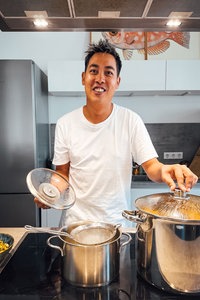 Yu Ting Liu aus Düsseldorf kocht taiwanesische Nudelsuppe mit Rindfleisch