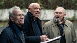 Szene Tatort Showtime: Der Kameramann Stefan Glück wird ermordet. Die Kommissare Max Ballauf (Klaus J. Behrendt) und Freddy Schenk (Dietmar Bär) sind zusammen mit dem Rechtsmediziner Dr. Roth (Joe Bausch) vor Ort. 