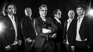 Die Band "Brings" mit Stephan Brings (l) und Peter Brings (r) und Dirk Kaftan (3.v.l.), Generalmusikdirektor des Beethoven Orchesters Bonn.