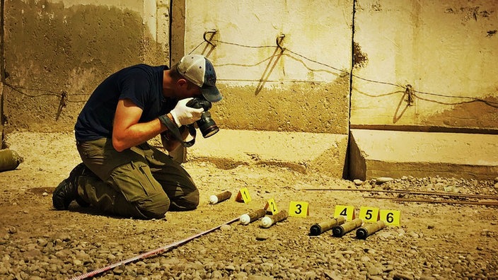 Mann fotografiert Munition