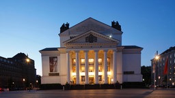 Deutsche Oper am Rhein/Theater der Stadt Duisburg am König-Heinrich-Platz bei Abenddämmerung