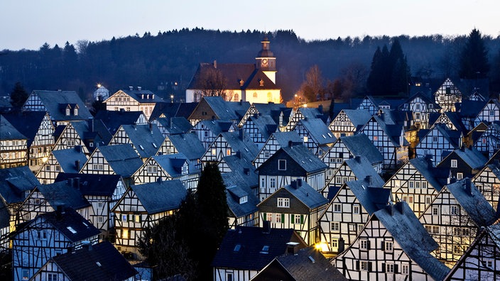 Die Fachwerkhäuser von dem Ort Freudenberg in der Abenddämmerung