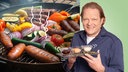Das Bild zeigt Björn Freitag (r) und verschiedene Grillkost (l).