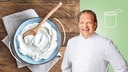 Das Bild zeigt Björn Freitag (rechts) im Hintergrund ist eine Schüssel im Jogurt zu sehen. 