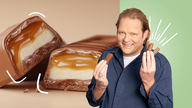 Das Bild zeigt Björn Freitag mit mehreren Schokoriegeln in der Hand. 