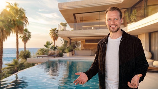 Nikolaus Thomale steht bei "Luxus-Immobilien für alle" vor einer Immobilie.