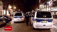 Mehrere Polizeiwagen auf einer Straße