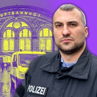 Rechts im Bild sieht man einen Polizisten in Uniform, links hinter ihm den Frankfurter Hauptbahnhof von vorne.