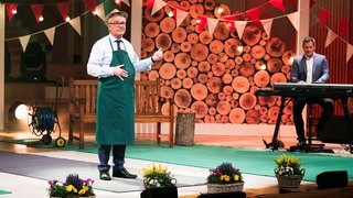 Jürgen B. Hausmann mit Schürze