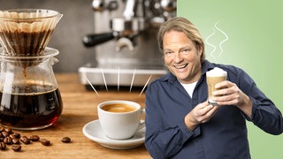 DAs Bild zeigt Björn Freitag mit einem Kaffee in der Hand.