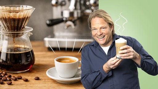DAs Bild zeigt Björn Freitag mit einem Kaffee in der Hand.