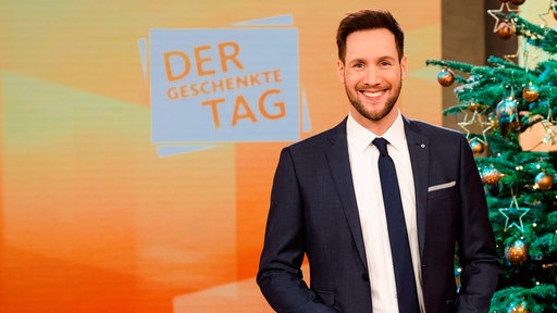 Sven Kroll moderiert auch 2023 die Weihnachtssendung Der geschenkte Tag