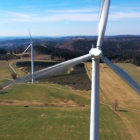 Zwei Windräder, die sich drehen.
