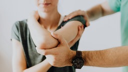 Patientin mit Therapeuten