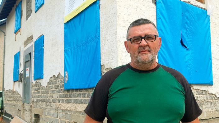 Mann steht vor Baustelle im Ahrtal.
