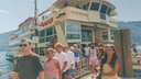 Touristen vor einem Schiff am Gardasee