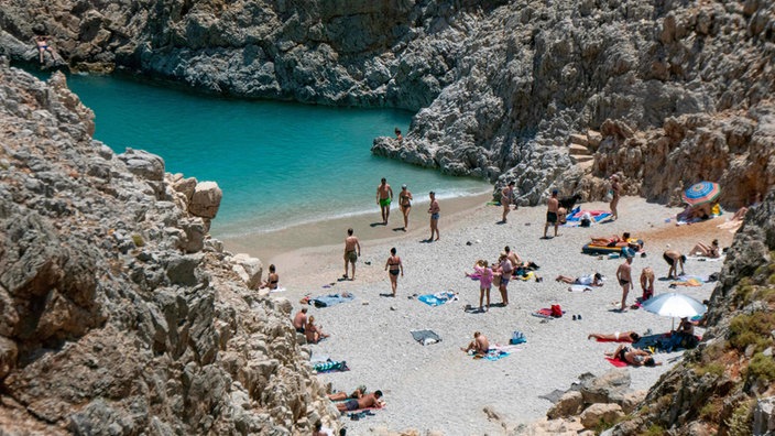 Ein mit Badegästen gefüllter Strand 