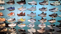 Sneaker in einem Geschäft