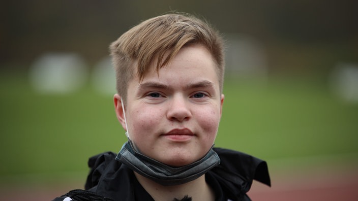 Noah schaut in die Kamera.