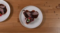 Das Bild zeigt den Filet Sauerbraten vom Stroh-Schwein mit den Backpflaumen.