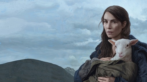 María (Noomi Rapace) hält die Kreatur "Ada" (halb Mensch halb Schaf) in den Händen