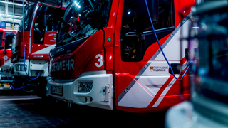 Feuerwehrfahrzeuge aus Feuerwache Duisburg. im Vordergrund das Logo von YouTube.