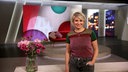 Moderatorin Sabine Heinrich steht im Frau tv Studio