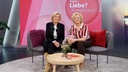 Studiogast Hera Lind mit Moderatorin Lisa Ortgies