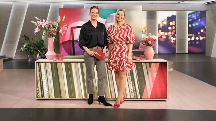 Frau tv-Moderatorin Okka Gundel (links) und Studiogast Ruth Moschner   