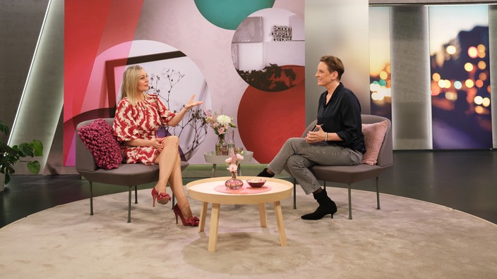 Okka Gundel (rechts) im Gespräch mit Ruth Moschner
