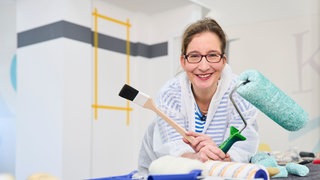 Yvonne Willicks mit Equiptment zum Streichen.