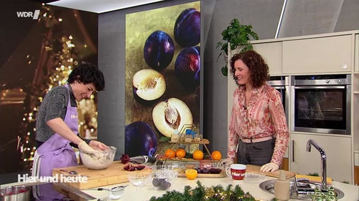 Theresa Knipschild und Anne Willmes backen gemeinsam