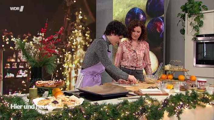 Theresa Knipschild und Anne Willmes backen gemeinsam