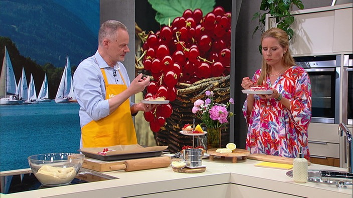 Marcel Seeger backt einen Johannisbeerkuchen vom Blech mit fluffigem Hefeteig und cremigem Schmandguss.